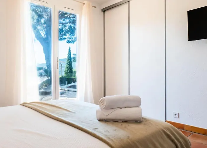 5 Chambres, Sauna, Piscine Et Vue Mer. - 5 Chambres, Sauna, Piscine Et Vue Mer. Mae-2513